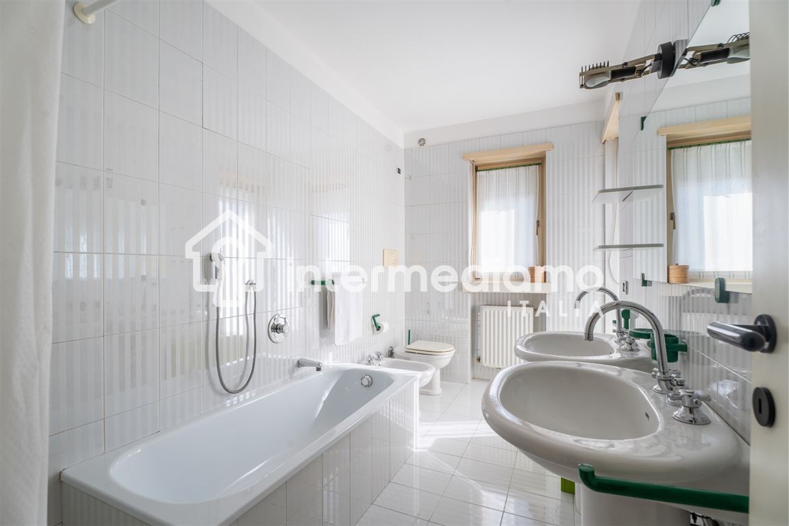 VILLA INDIPENDENTE CON GIARDINO PRIVATO E TAVERNA - Villa Residenziale Arco